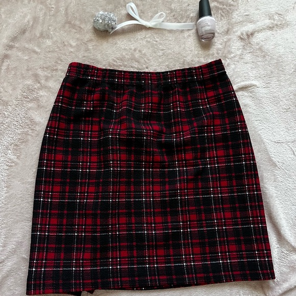 Red Plaid Mini Skirt ♥️ - Picture 2 of 2